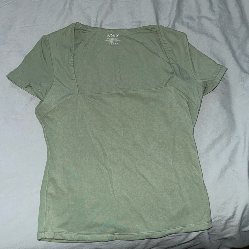 PUMIEY green sleeve top. Square neckline.